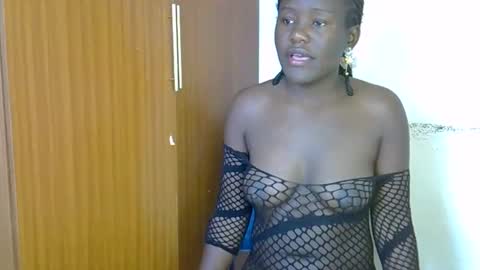 Snapshot of ebonnyqueeen chatting on 12.04.25 Queen online show from 12.04.25