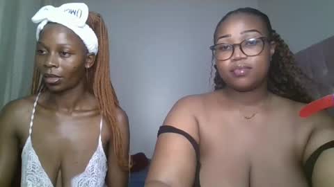 Snapshot of ebony_doll11 chatting on 11.29.25 melons online show from 11.29.25