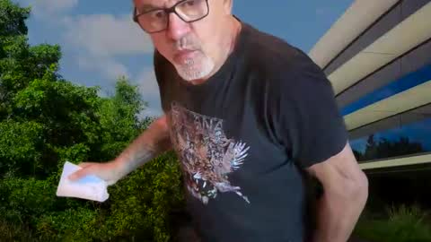 Snapshot of eddelmar chatting on 10.13.25 eddelmar online show from 10.13.25