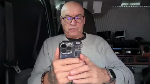 Snapshot of eddelmar chatting on 12.19.25 eddelmar online show from 12.19.25