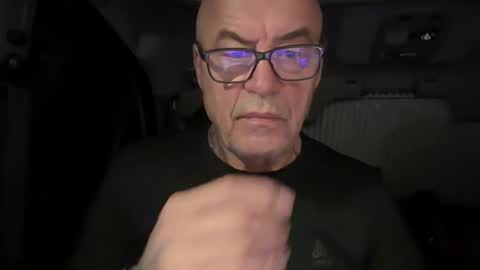 Snapshot of eddelmar chatting on 12.20.25 eddelmar online show from 12.20.25