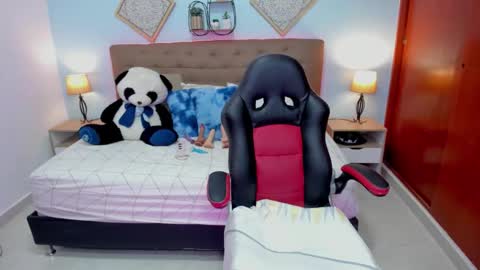 Snapshot of edelaine_rogers chatting on 11.26.25 ede online show from 11.26.25