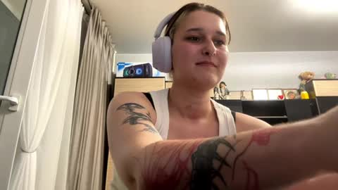 Snapshot of ednadennis chatting on 05.23.26 Eva online show from 05.23.26