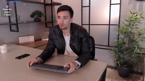 Snapshot of edward_maxx chatting on 01.12.25 Eduardo online show from 01.12.25