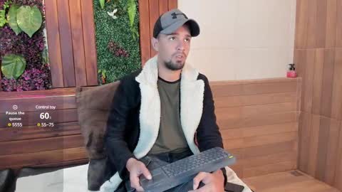 Snapshot of edward_maxx chatting on 03.08.25 Eduardo online show from 03.08.25