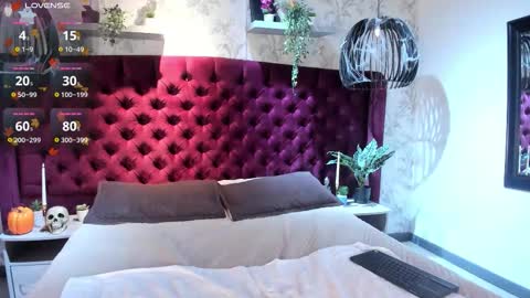 Snapshot of edward_maxx chatting on 10.28.25 Eduardo online show from 10.28.25