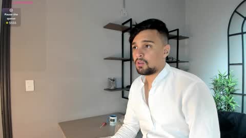 Snapshot of edward_maxx chatting on 11.04.25 Eduardo online show from 11.04.25