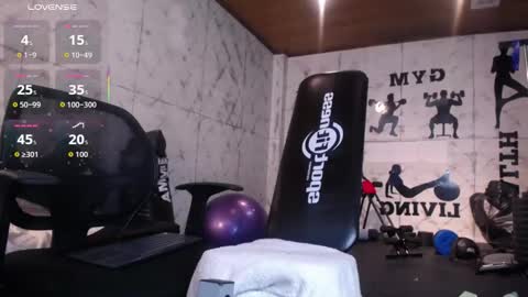 Snapshot of edward_maxx chatting on 12.01.25 Eduardo online show from 12.01.25