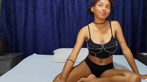 Snapshot of effie_cooper chatting on 03.04.25 Effie online show from 03.04.25