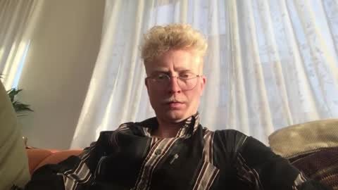 Snapshot of el_thunder chatting on 01.12.25 MrE online show from 01.12.25