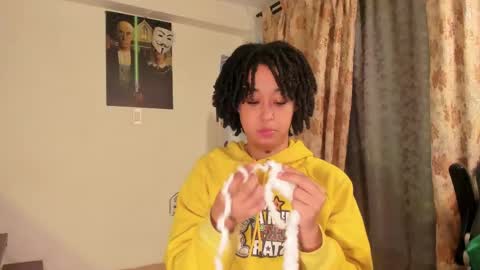 Snapshot of ela_0 chatting on 03.05.25 Ela Help me reach 100 thumbs up online show from 03.05.25