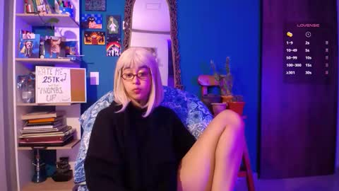 Snapshot of ela_0 chatting on 11.08.25 Ela Help me reach 100 thumbs up online show from 11.08.25