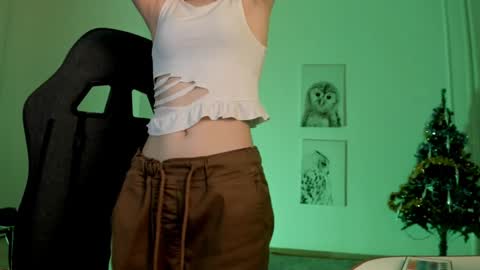 Snapshot of elainebeness chatting on 12.19.24 Your sweet girl online show from 12.19.24