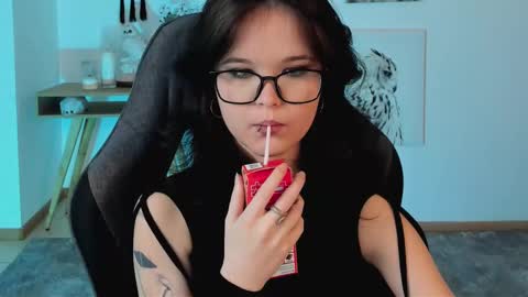 Snapshot of elainebeness chatting on 03.11.25 Your sweet girl online show from 03.11.25