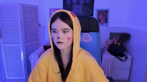 Snapshot of elainebeness chatting on 11.08.25 Your sweet girl online show from 11.08.25