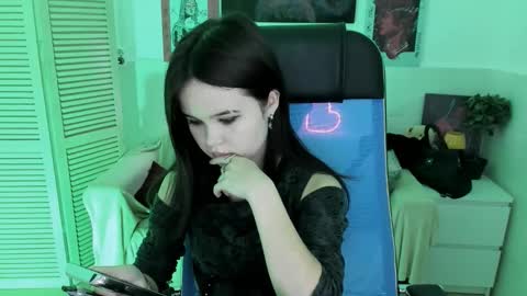 Snapshot of elainebeness chatting on 11.11.25 Your sweet girl online show from 11.11.25