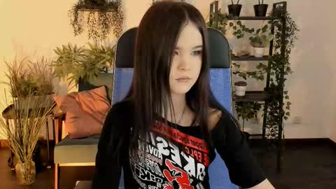 Snapshot of elainebeness chatting on 12.16.25 Your sweet girl online show from 12.16.25