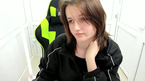 Snapshot of elara_muse chatting on 04.16.26 Evie online show from 04.16.26
