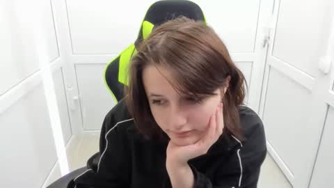 Snapshot of elara_muse chatting on 04.20.26 Evie online show from 04.20.26