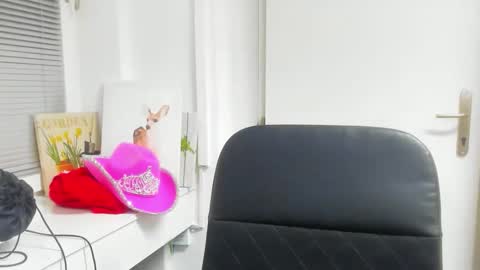 Snapshot of elararossy chatting on 12.18.25 elararossy online show from 12.18.25