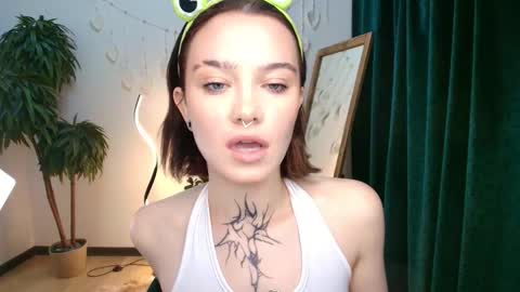 Snapshot of elastikiss chatting on 10.19.25 elastikiss online show from 10.19.25