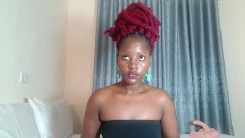 Snapshot of elegant_ebony chatting on 01.10.25 Nika online show from 01.10.25