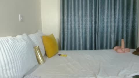 Snapshot of elegant_ebony chatting on 02.12.25 Nika online show from 02.12.25