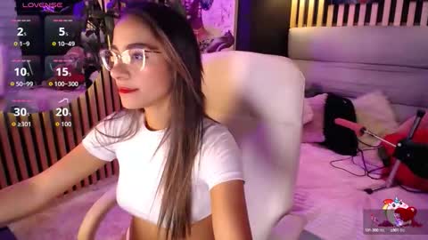 Snapshot of elegant_rouse chatting on 10.05.25 Rouse online show from 10.05.25