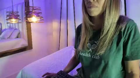 Snapshot of elena_mature chatting on 06.14.26 Elena online show from 06.14.26