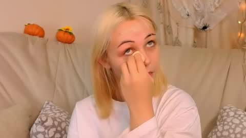 Snapshot of elenamonroee chatting on 10.20.25 elenamonroee online show from 10.20.25