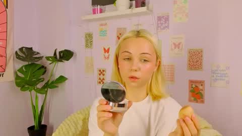 Snapshot of elenamonroee chatting on 10.24.25 elenamonroee online show from 10.24.25