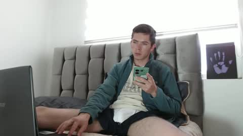 Snapshot of elian_tg chatting on 01.12.25 Elian online show from 01.12.25