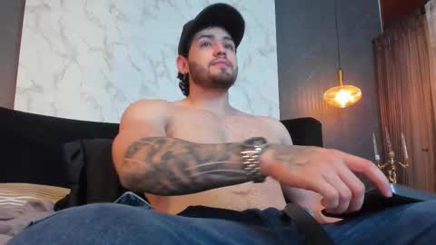 Snapshot of eliankeiser chatting on 11.25.25 Elian online show from 11.25.25