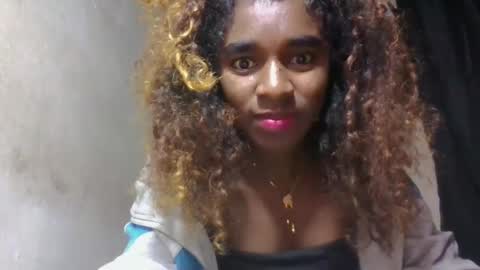 Snapshot of elina981 chatting on 05.25.26 elina981 online show from 05.25.26