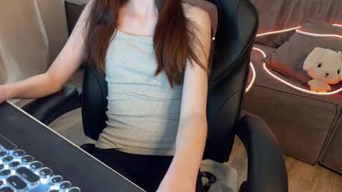 Elisa North online show from 02.18.25