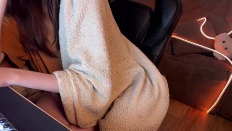 Elisa North online show from 02.19.25