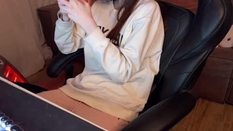 Elisa North online show from 03.02.25