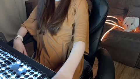 Elisa North online show from 03.11.25