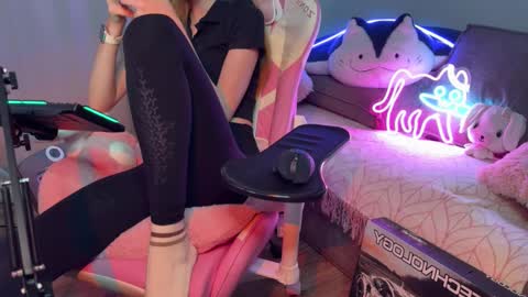 Elisa North online show from 10.03.25