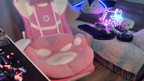 Elisa North online show from 10.13.25