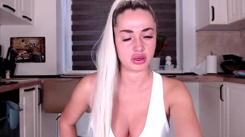 Snapshot of elisabeth_jason chatting on 01.27.25 elisabeth_jason online show from 01.27.25