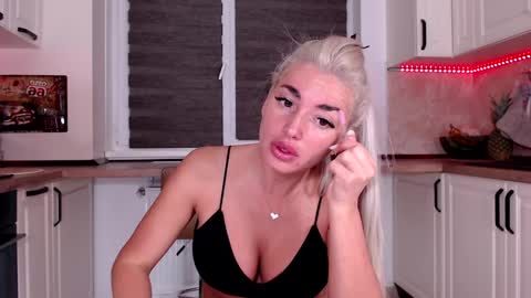 Snapshot of elisabeth_jason chatting on 02.01.25 elisabeth_jason online show from 02.01.25