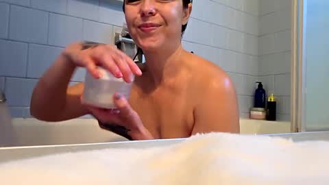 Snapshot of elisehipele chatting on 09.27.25 elisehipele online show from 09.27.25