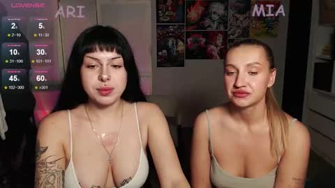 Snapshot of eliza_benet_ chatting on 10.04.25 Ari online show from 10.04.25