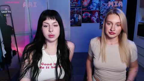 Snapshot of eliza_benet_ chatting on 10.10.25 Ari online show from 10.10.25