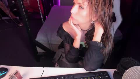 Elizabethangel online show from 03.10.25