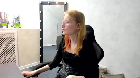 Snapshot of elizabeth_harpper chatting on 03.07.25 Elizabeth online show from 03.07.25