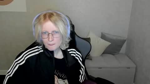 Snapshot of elizabeth_harpper chatting on 09.09.25 Elizabeth online show from 09.09.25