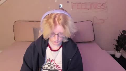 Snapshot of elizabeth_harpper chatting on 09.10.25 Elizabeth online show from 09.10.25