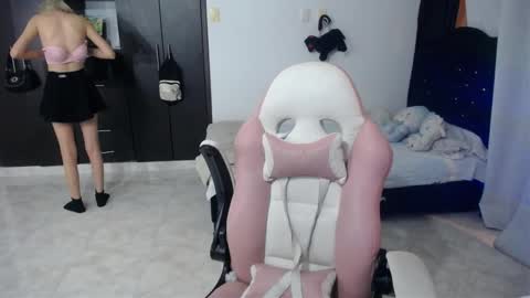 Snapshot of elizabeth_rose02 chatting on 11.08.25 Elizabeth online show from 11.08.25